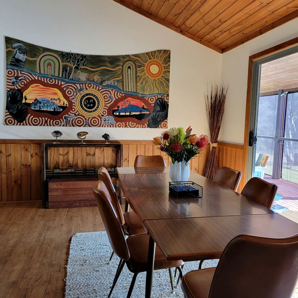 Breathtaking Cabin with Spectacular Interior, Deck, Jacuzzi and Countryside Views in Victoria