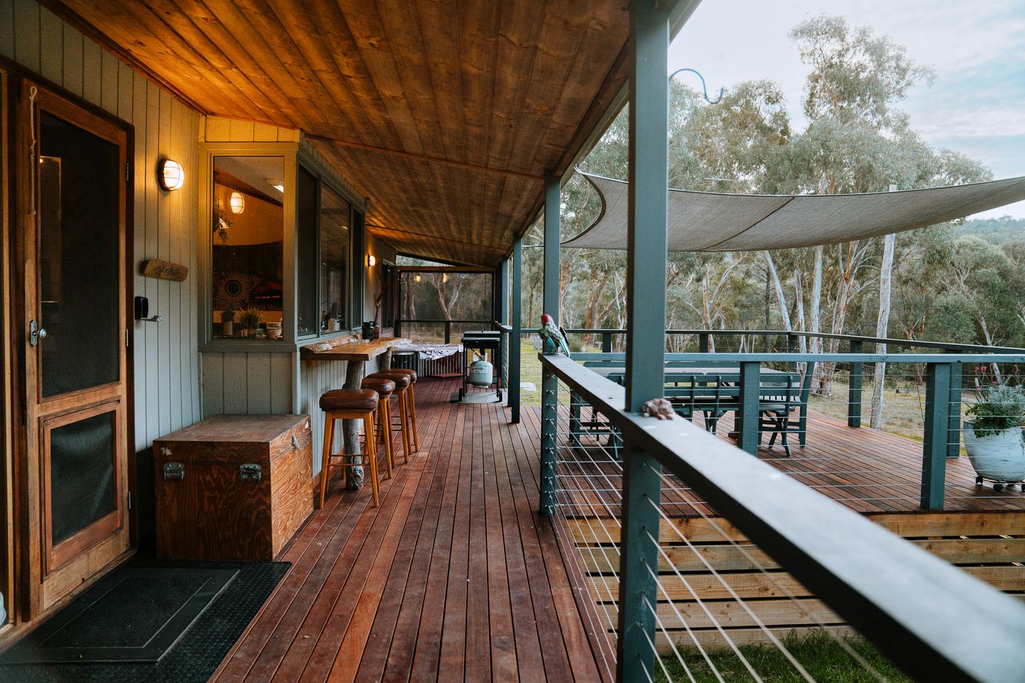 Breathtaking Cabin with Spectacular Interior, Deck, Jacuzzi and Countryside Views in Victoria