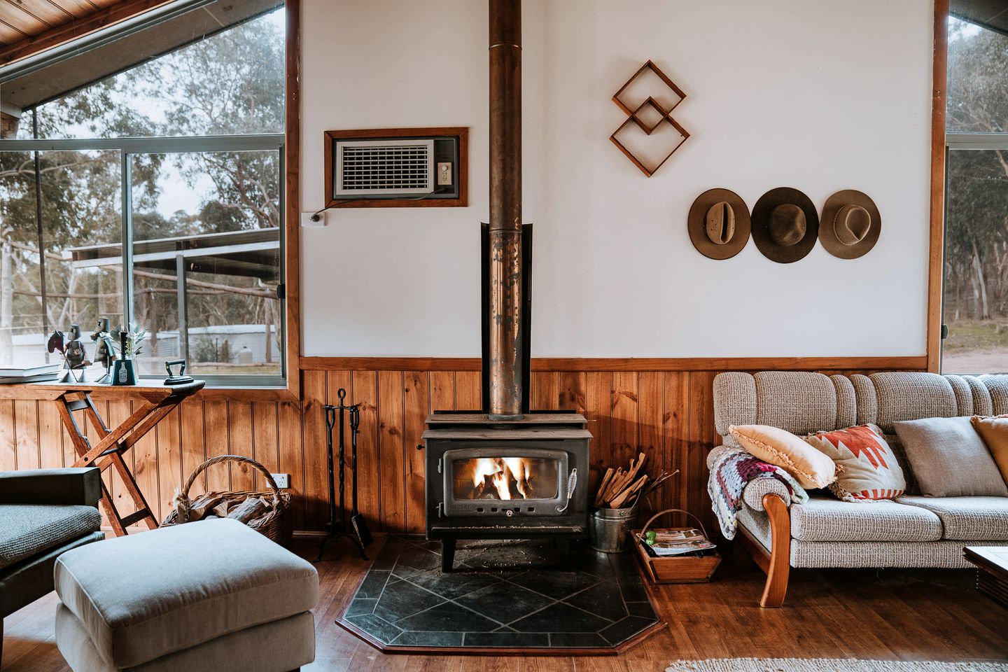 Breathtaking Cabin with Spectacular Interior, Deck, Jacuzzi and Countryside Views in Victoria