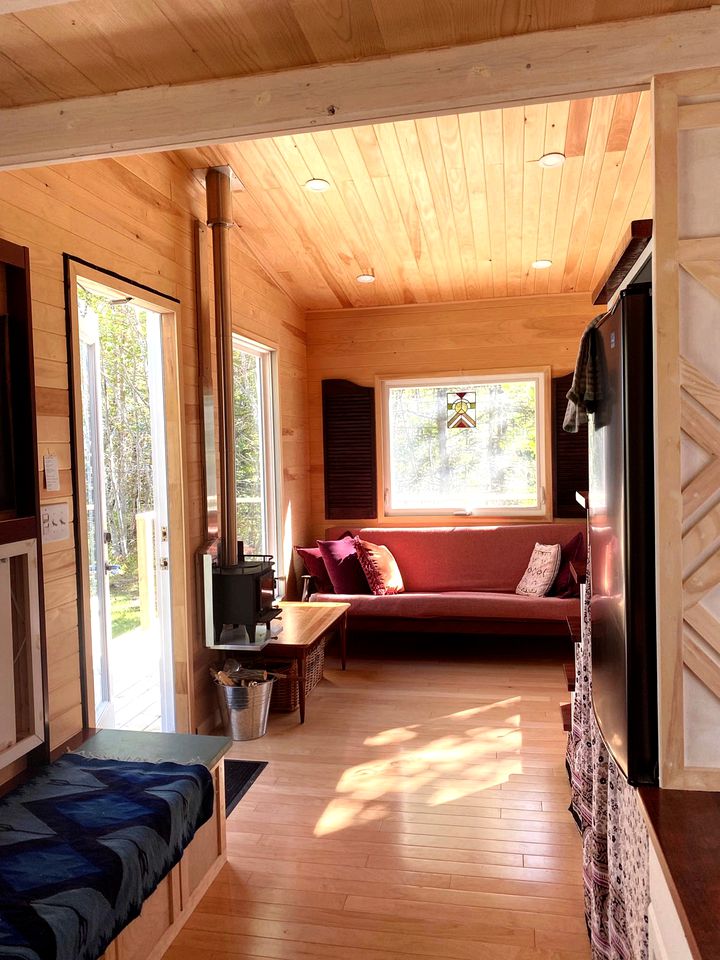 Lakeside Luxury Glamping: Cozy Tiny House in Scotsville, Nova Scotia