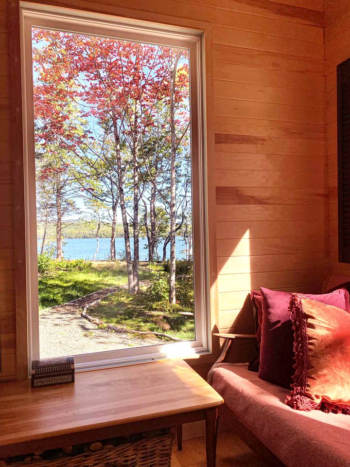 Lakeside Luxury Glamping: Cozy Tiny House in Scotsville, Nova Scotia