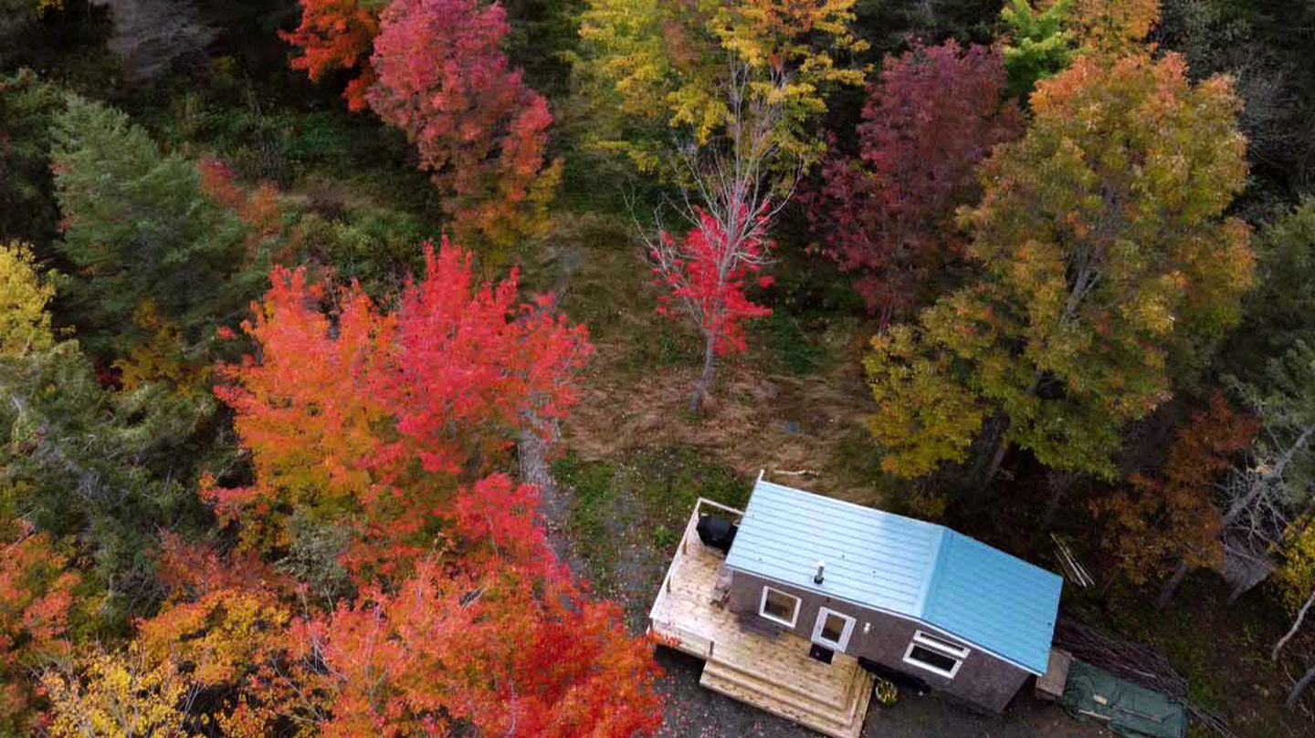 Lakeside Luxury Glamping: Cozy Tiny House in Scotsville, Nova Scotia