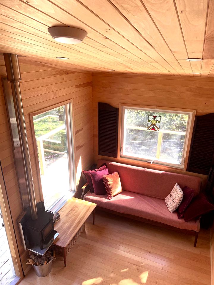 Lakeside Luxury Glamping: Cozy Tiny House in Scotsville, Nova Scotia