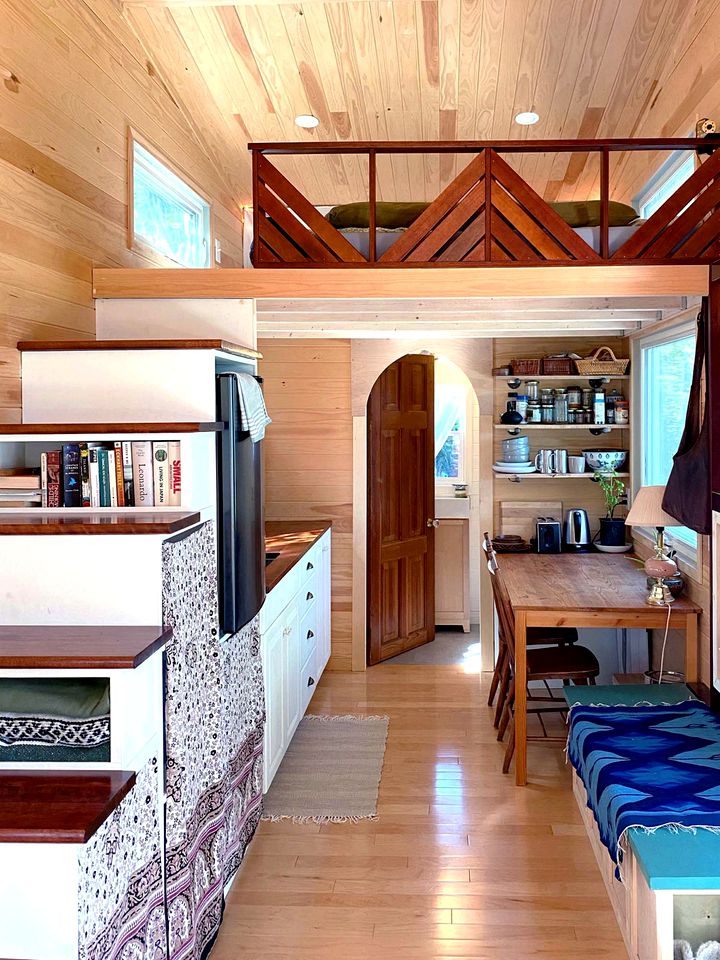 Lakeside Luxury Glamping: Cozy Tiny House in Scotsville, Nova Scotia