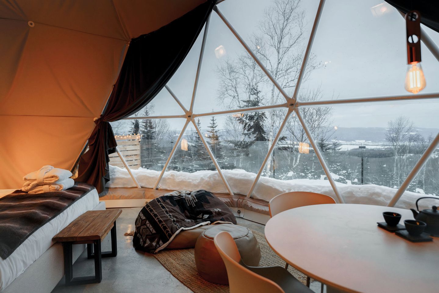 Gorgeous Modern Dome with Breathtaking Views and a Wood-Burning Fireplace for an Unforgettable Escape near Baie-Saint-Paul, Quebec