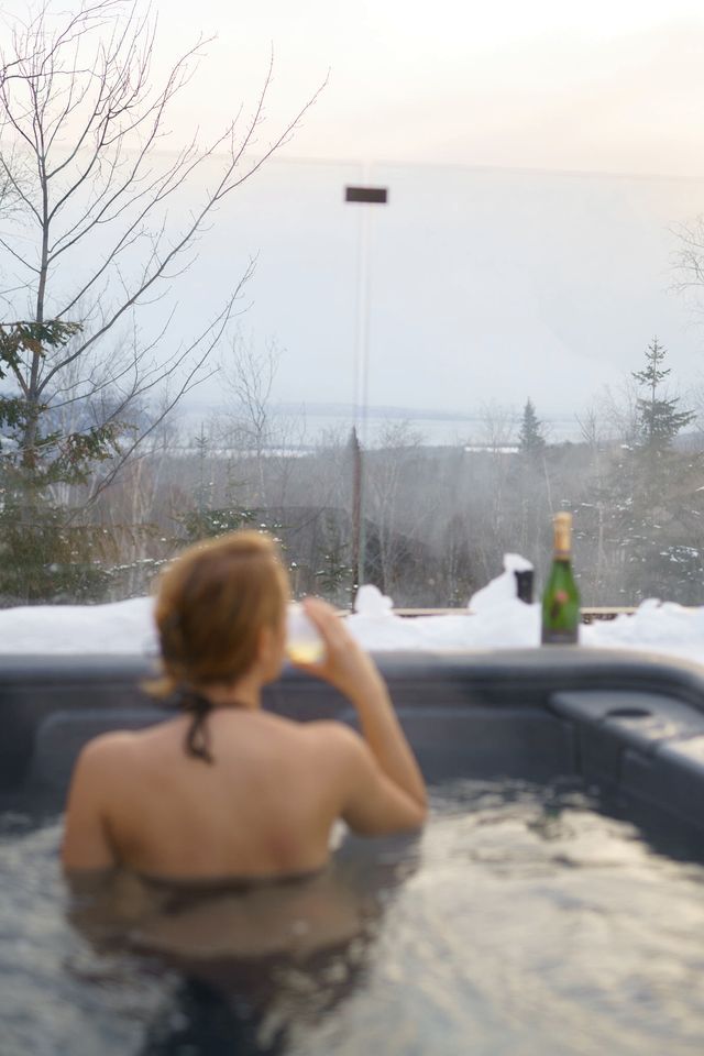 Gorgeous Modern Dome with Breathtaking Views and a Wood-Burning Fireplace for an Unforgettable Escape near Baie-Saint-Paul, Quebec
