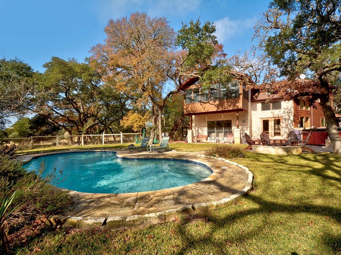 Spacious Yet Private Vacation Rental with Pool and Games Room For the Ultimate Family Getaway in Nature, Driftwood Texas