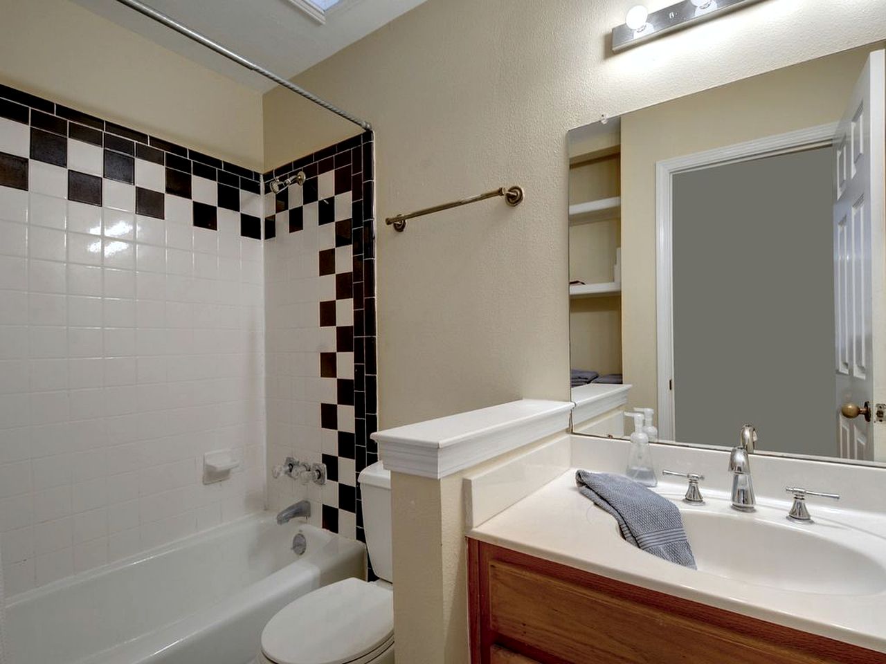 Spacious Yet Private Vacation Rental with Pool and Games Room For the Ultimate Family Getaway in Nature, Driftwood Texas