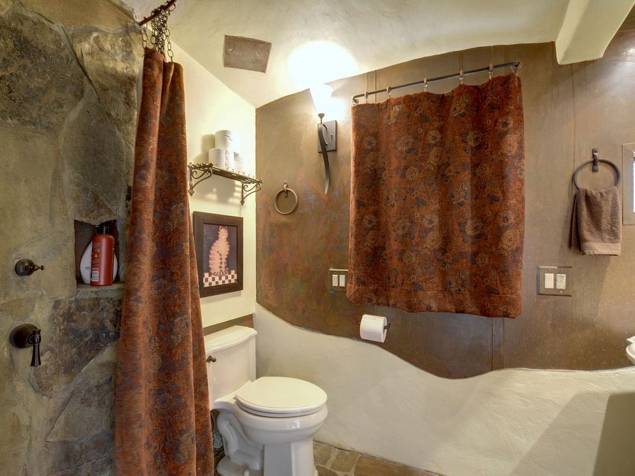 Spacious Yet Private Vacation Rental with Pool and Games Room For the Ultimate Family Getaway in Nature, Driftwood Texas