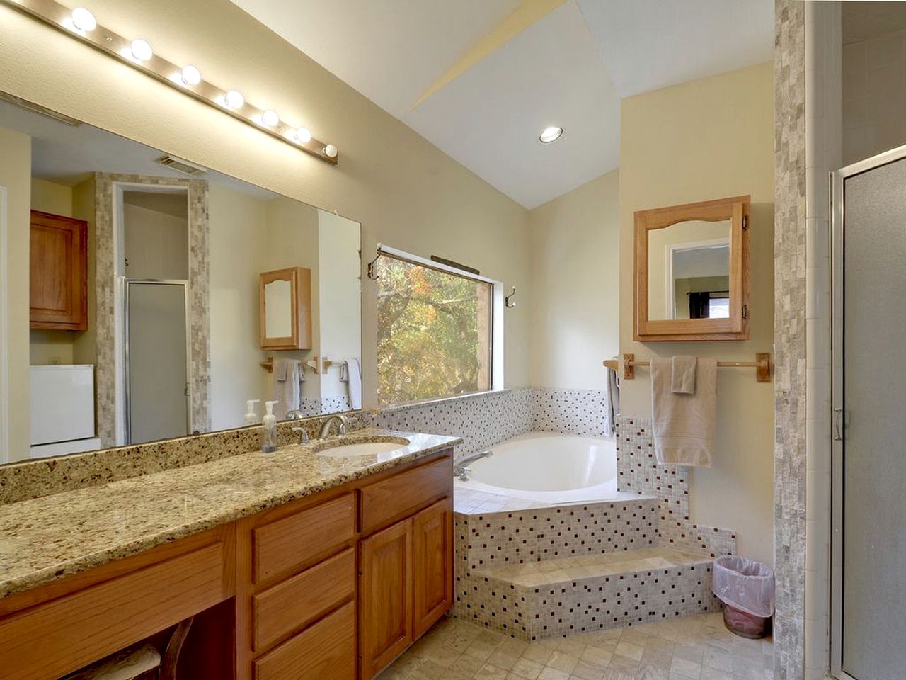 Spacious Yet Private Vacation Rental with Pool and Games Room For the Ultimate Family Getaway in Nature, Driftwood Texas