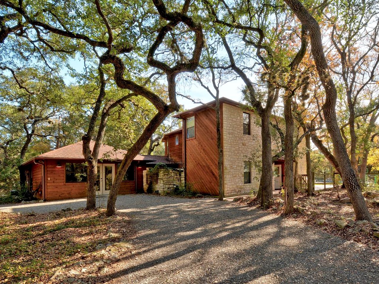 Spacious Yet Private Vacation Rental with Pool and Games Room For the Ultimate Family Getaway in Nature, Driftwood Texas