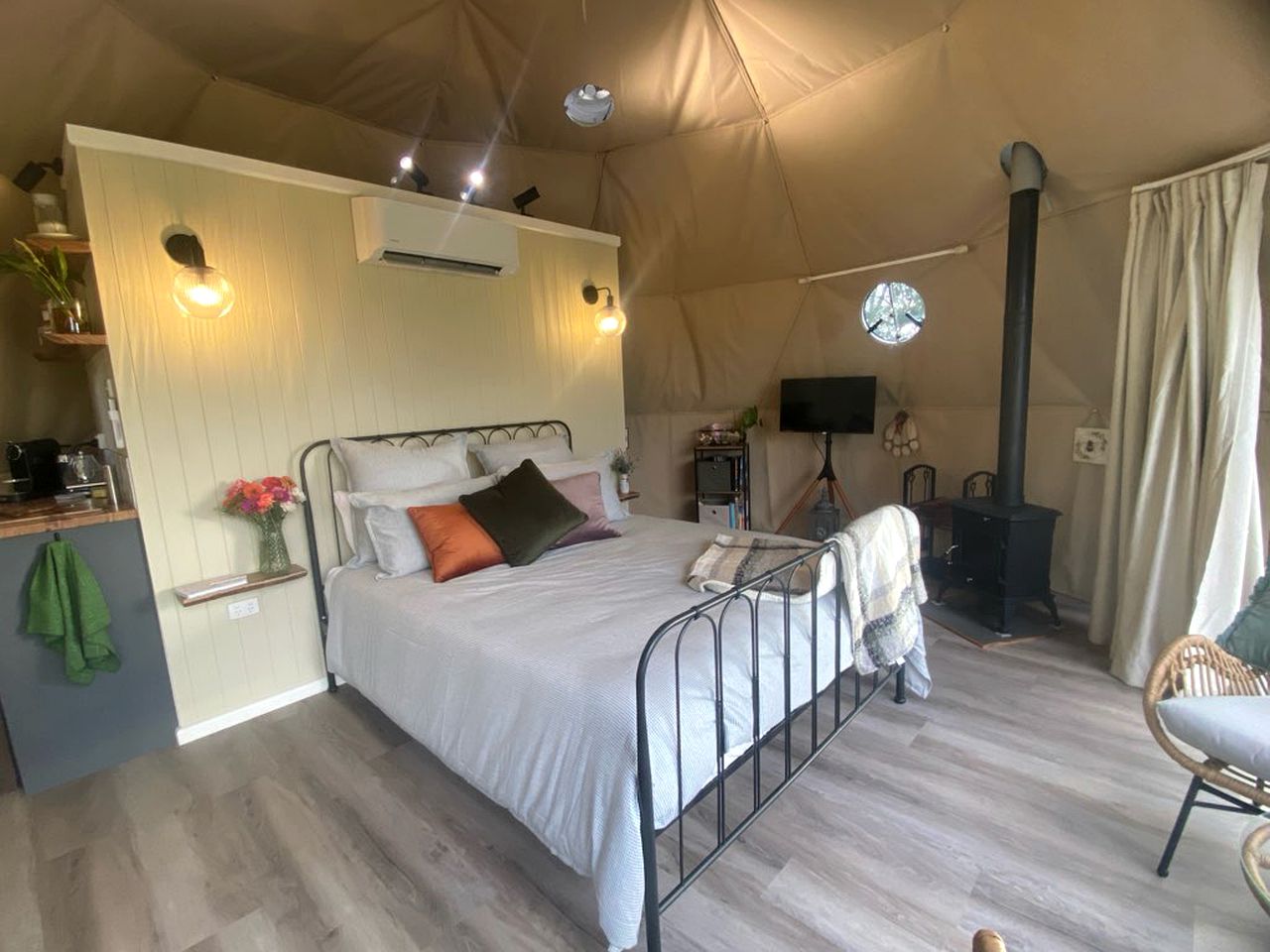 Outstanding Dome with Outdoor Bath Ideal for a Romantic Getaway in Victoria