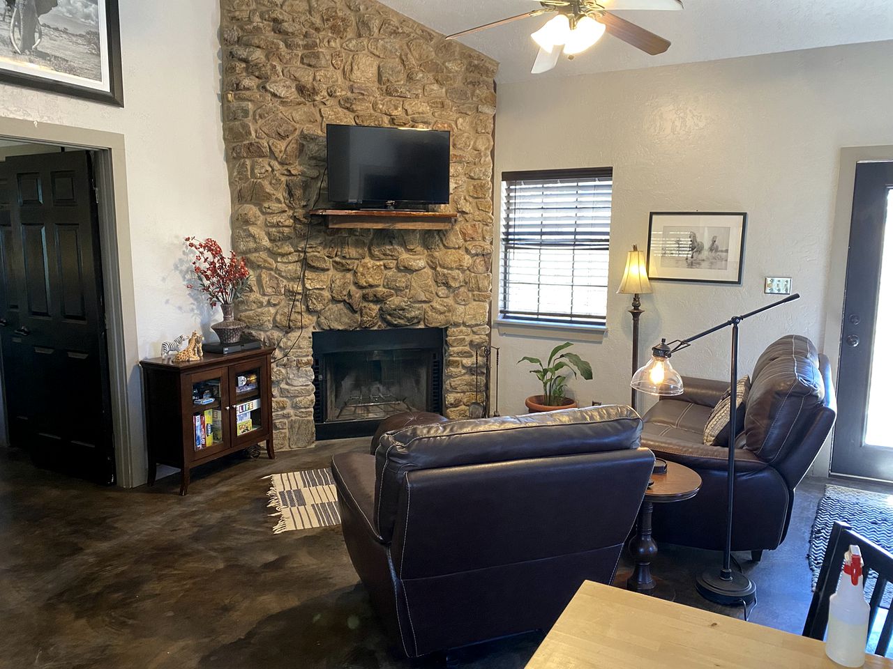 Wimberley Romance: Escape to a Cozy Cabin Nestled in Nature, TX