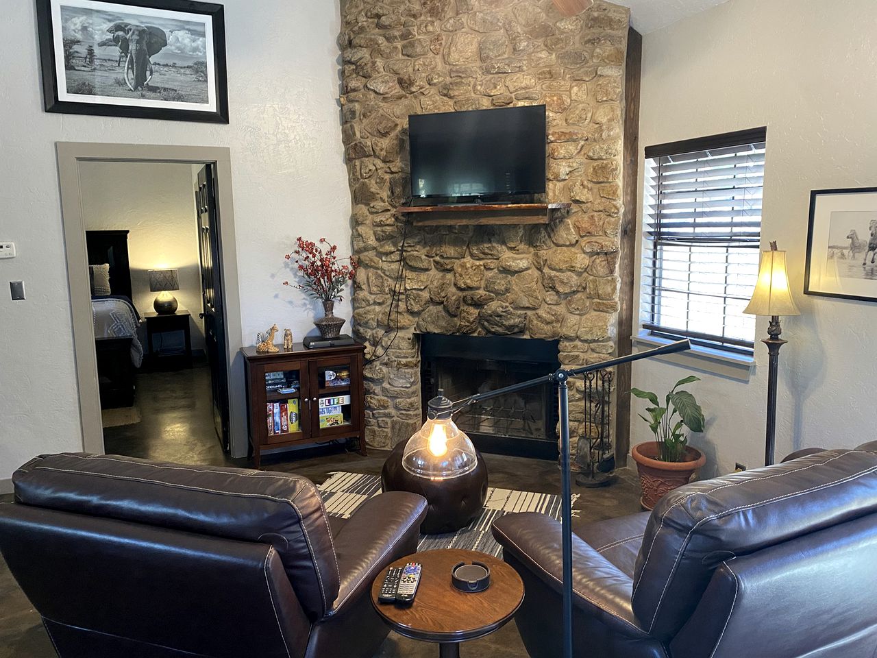 Wimberley Romance: Escape to a Cozy Cabin Nestled in Nature, TX