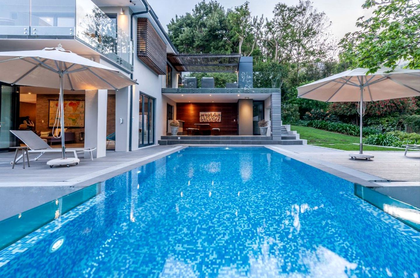 Impressive Villa with Infinite Pool, Backyard and Luxurious Interior in South Africa