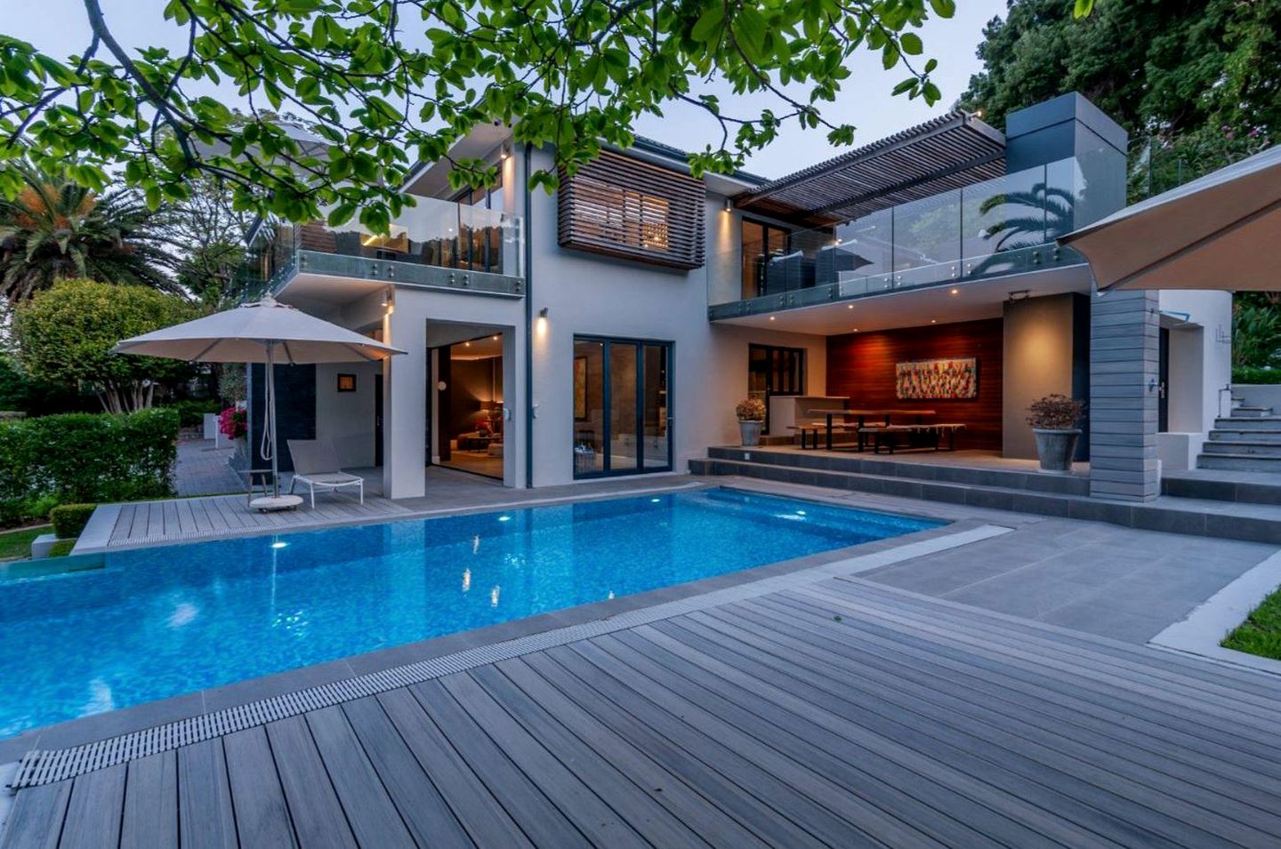 Impressive Villa with Infinite Pool, Backyard and Luxurious Interior in South Africa