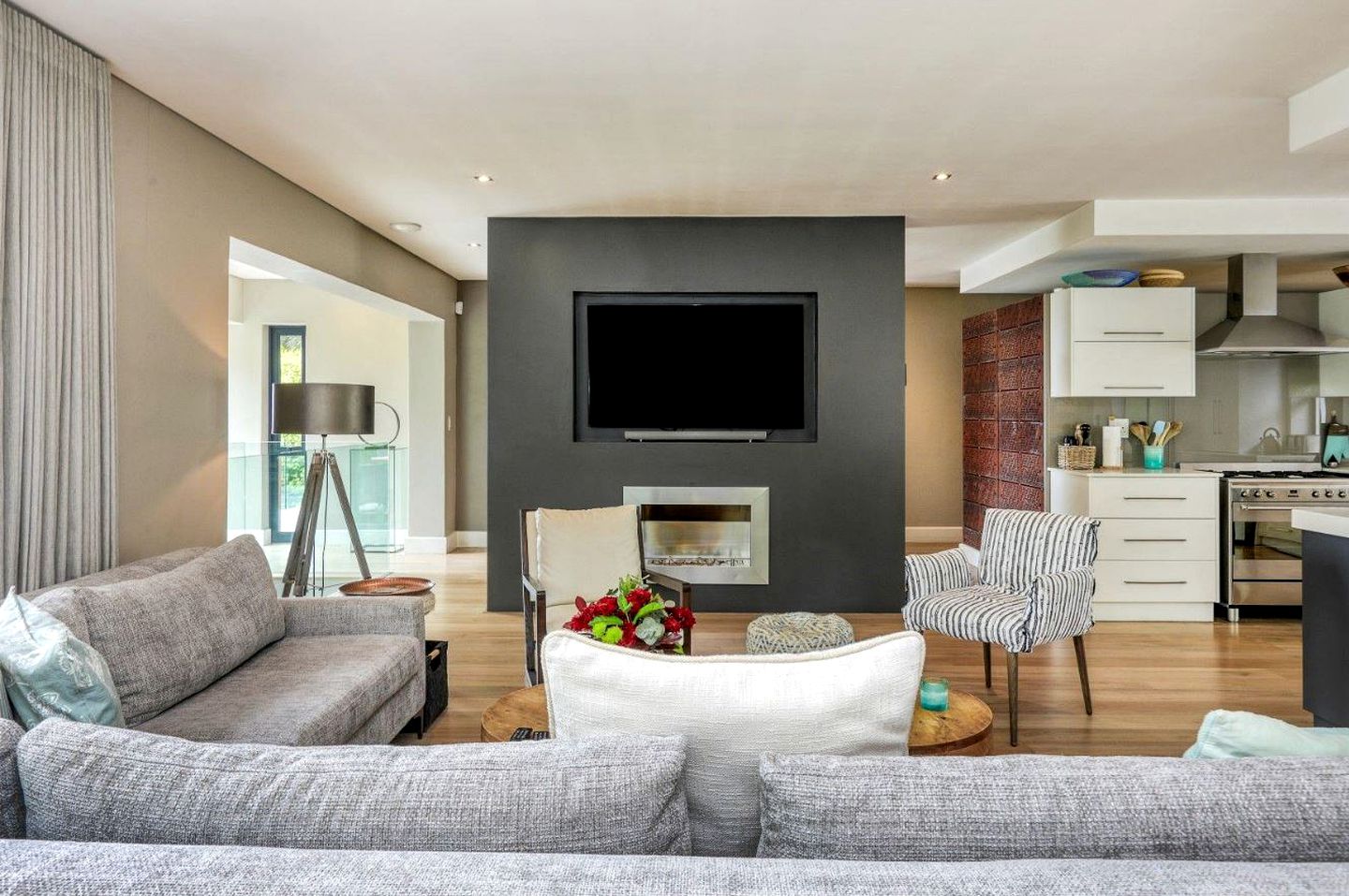 Impressive Villa with Infinite Pool, Backyard and Luxurious Interior in South Africa