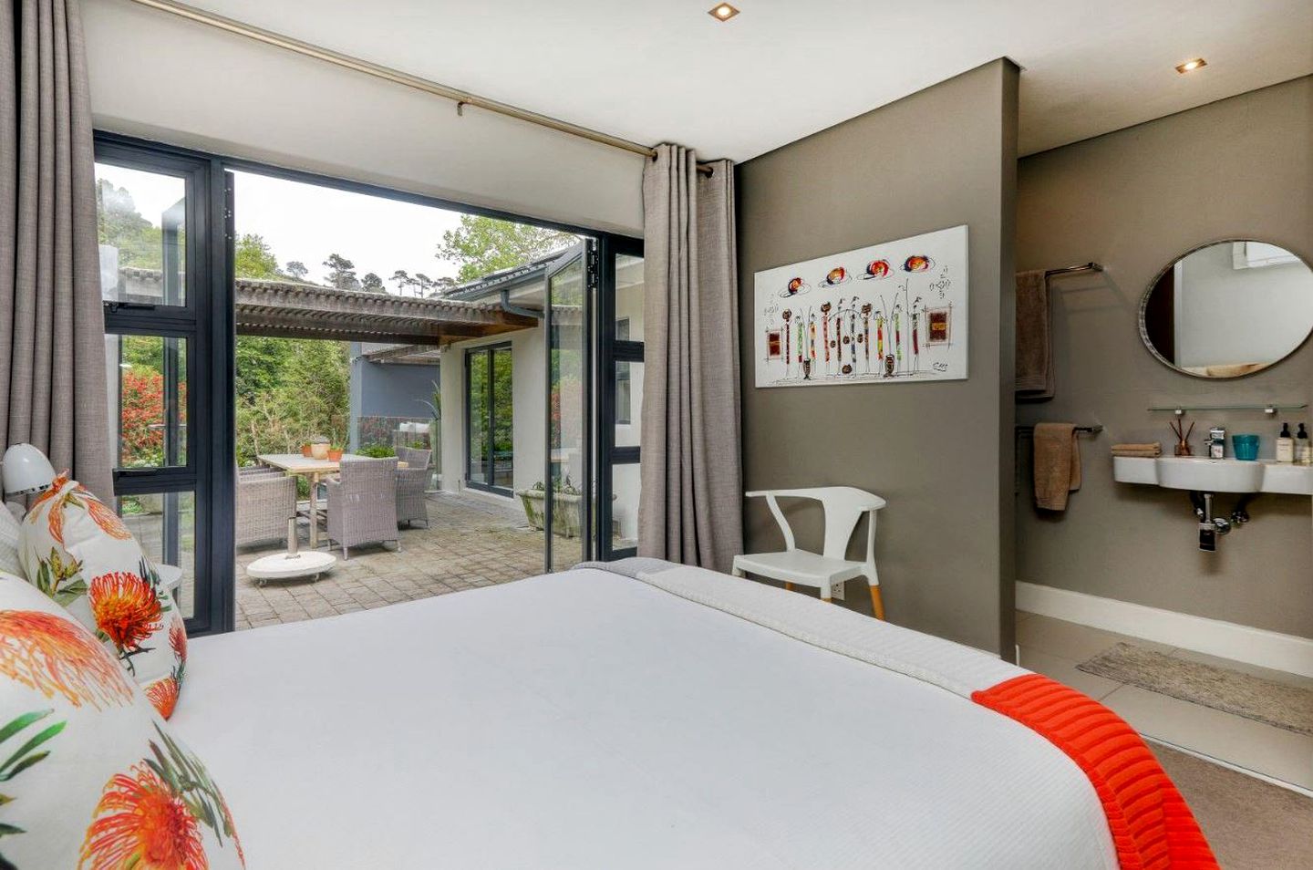 Impressive Villa with Infinite Pool, Backyard and Luxurious Interior in South Africa
