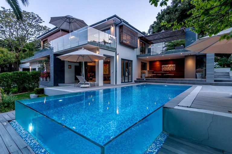 Impressive Villa with Infinite Pool, Backyard and Luxurious Interior in South Africa