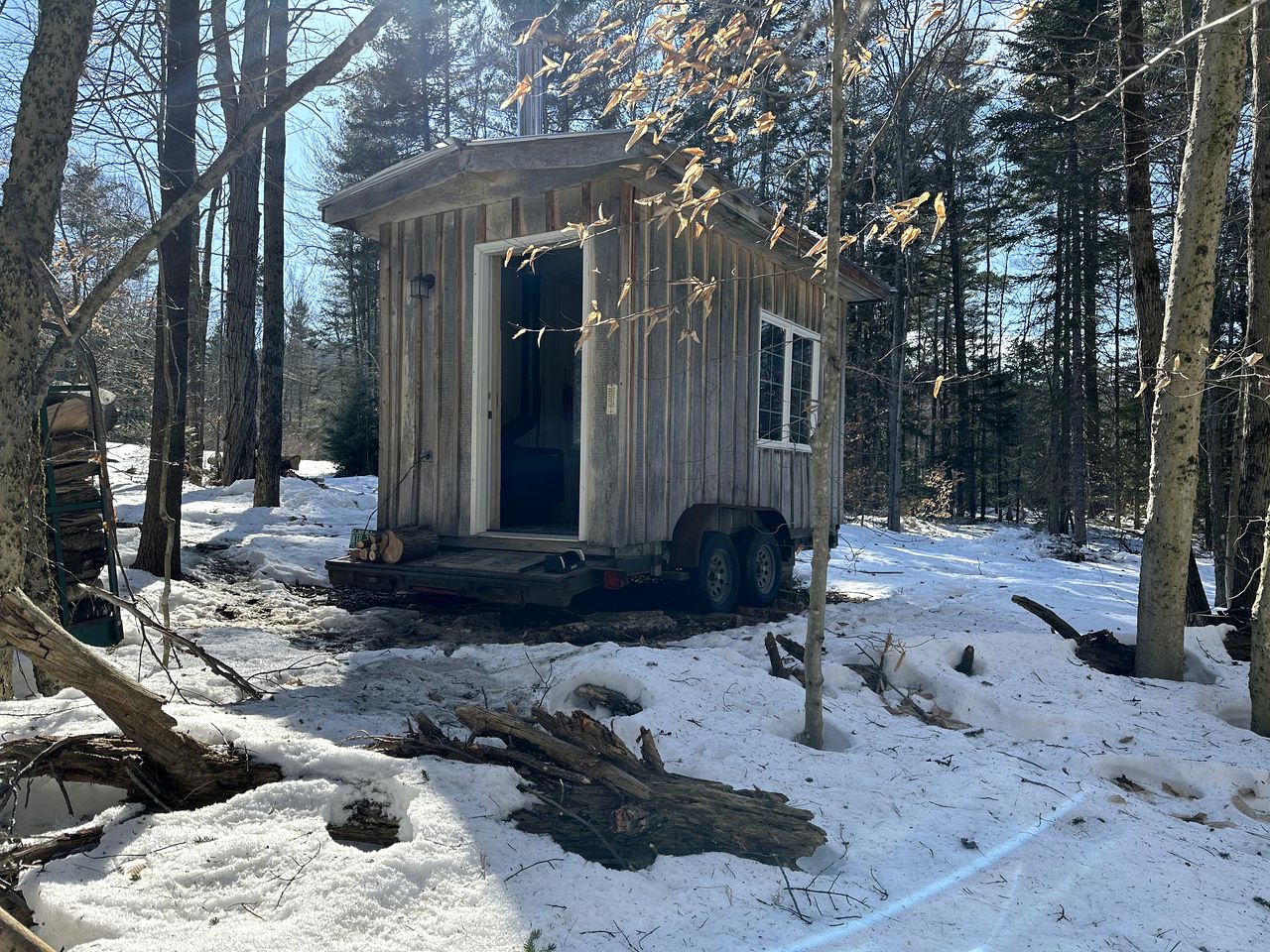 New Hampshire Tiny House for Romantic Escapes to the Wilderness