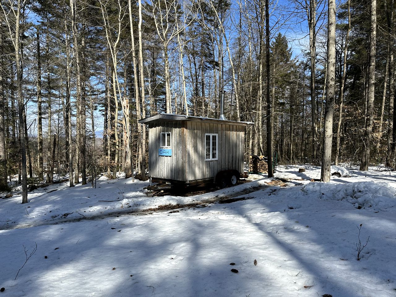 New Hampshire Tiny House for Romantic Escapes to the Wilderness