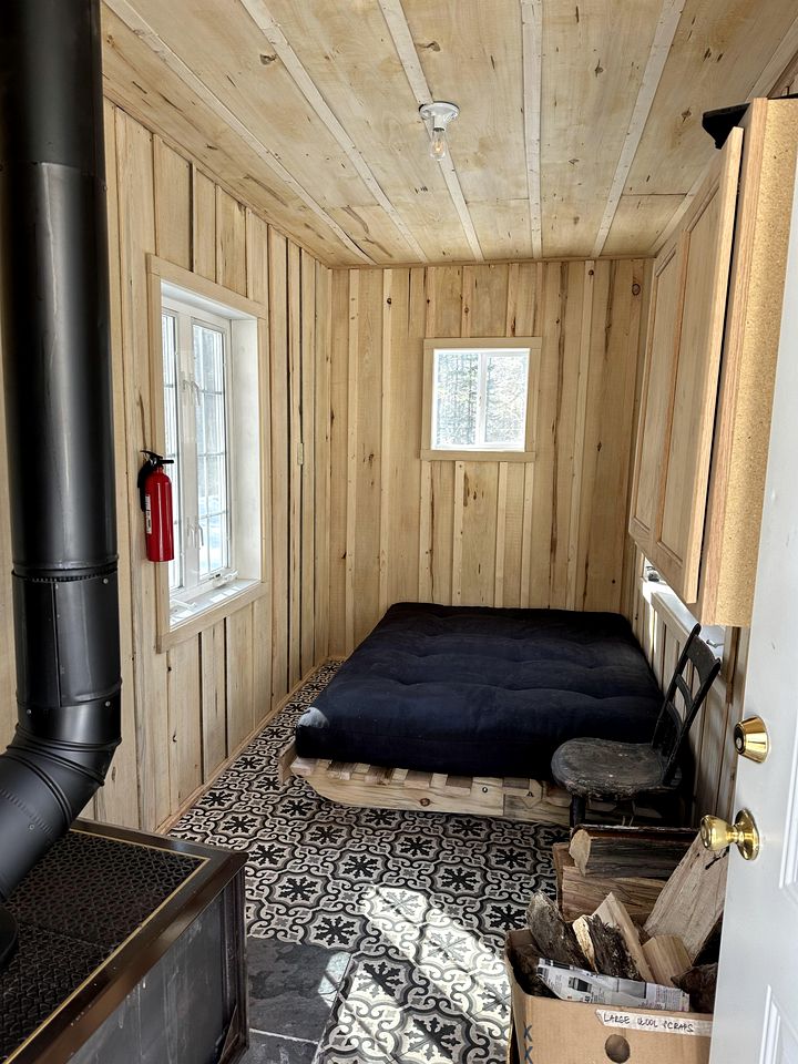 New Hampshire Tiny House for Romantic Escapes to the Wilderness