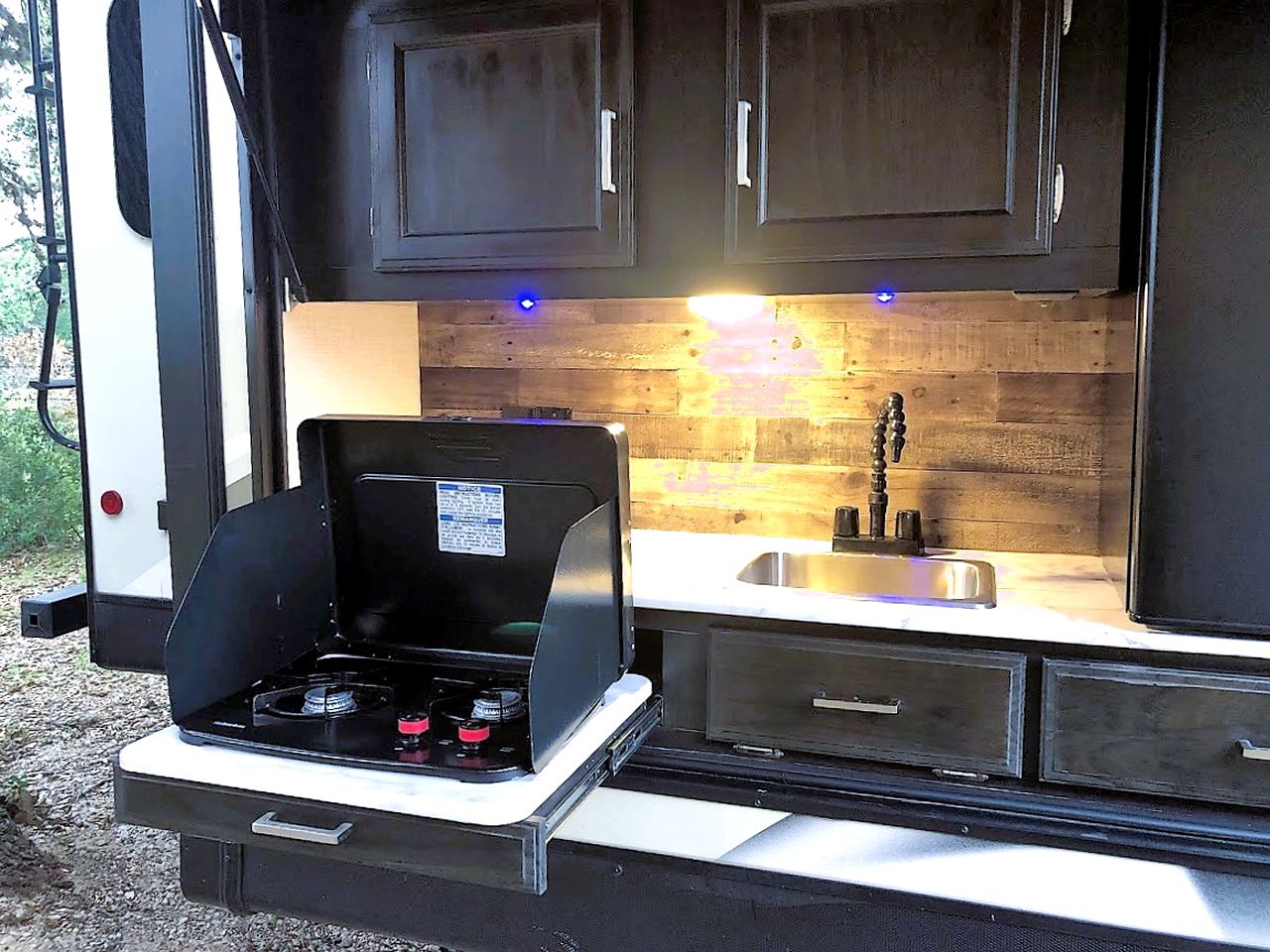 Luxury Caravan Rental in Texas for Amazing Glamping Getaways