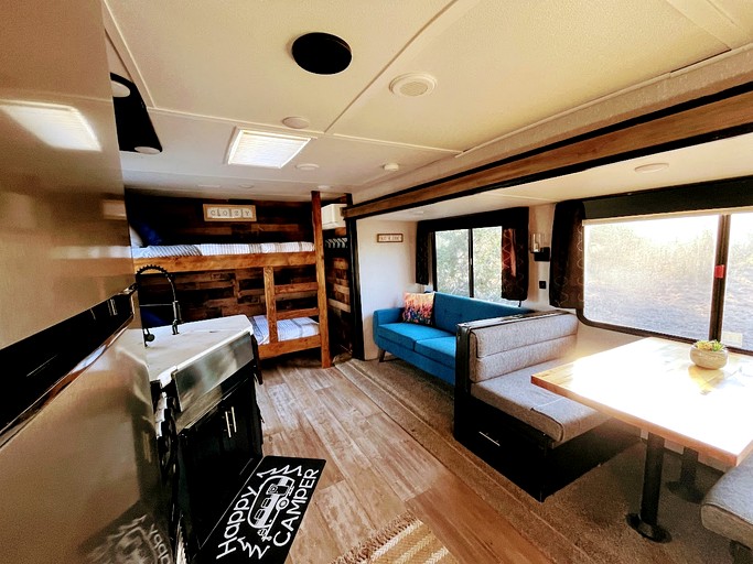 Caravans (United States of America, Dripping Springs, Texas)