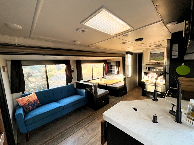 Caravans (United States of America, Dripping Springs, Texas)