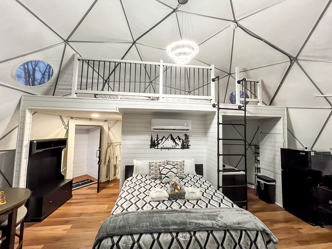 Domes (United States of America, Hartford, Tennessee)