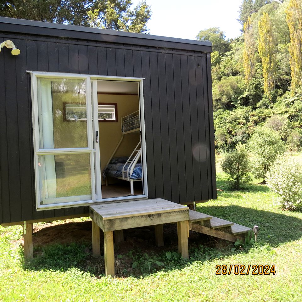 Riverside Cabin with Outdoor Kitchen Ideal for a Small Family Getaway in NZ