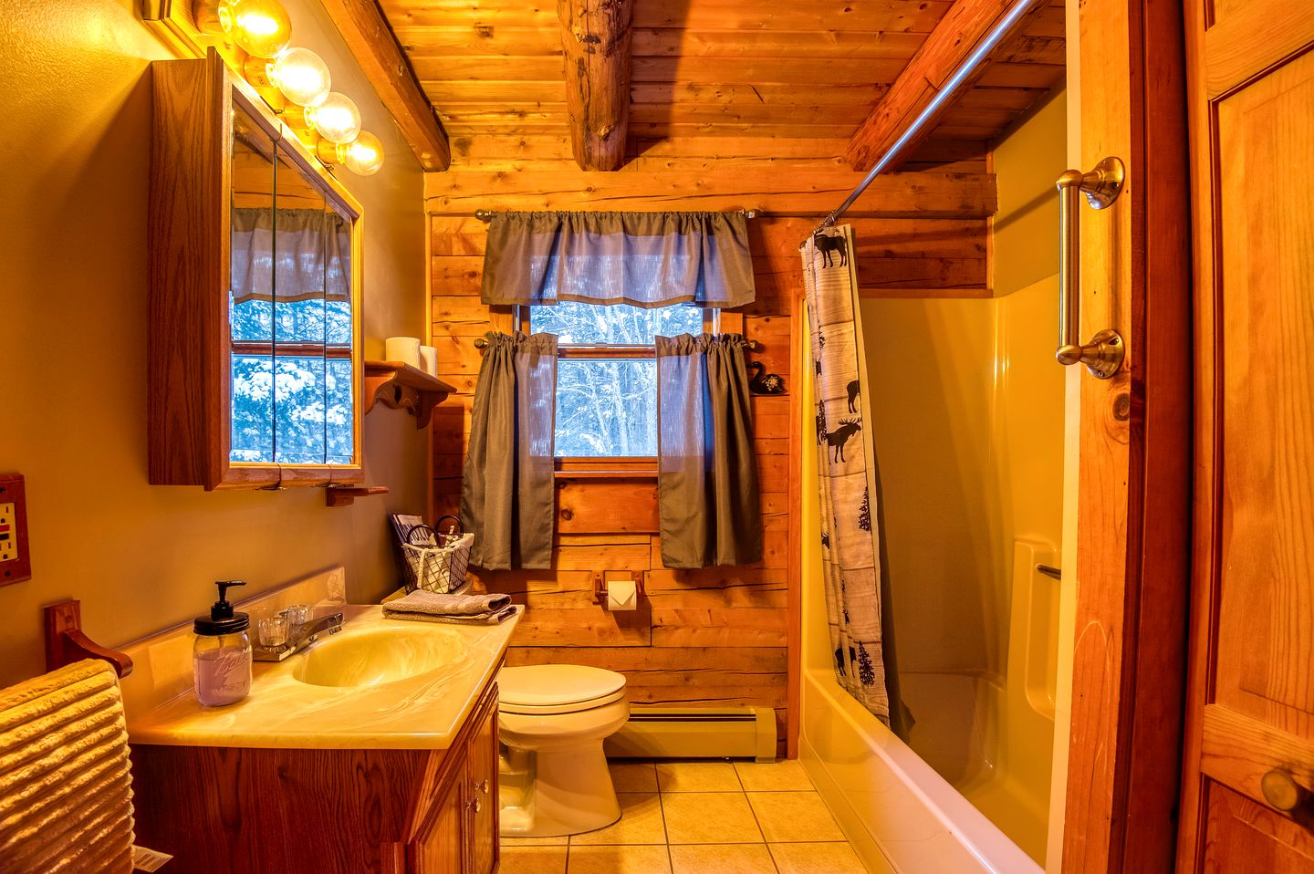 Log Cabin Charm: Experience Adventure and Comfort in Bethlehem, NH