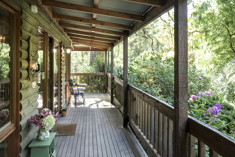 Log Cabins (Australia, Olinda, Victoria)