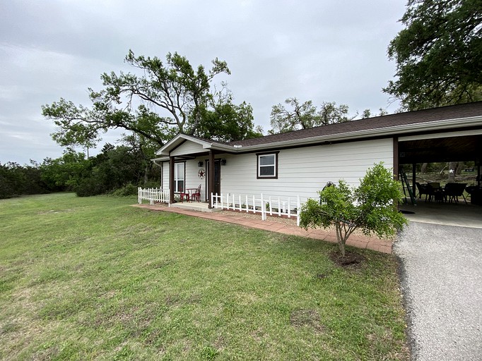 Rustic Ideal Cottage with Private Garden and Fire Pit in San Marcos, Texas