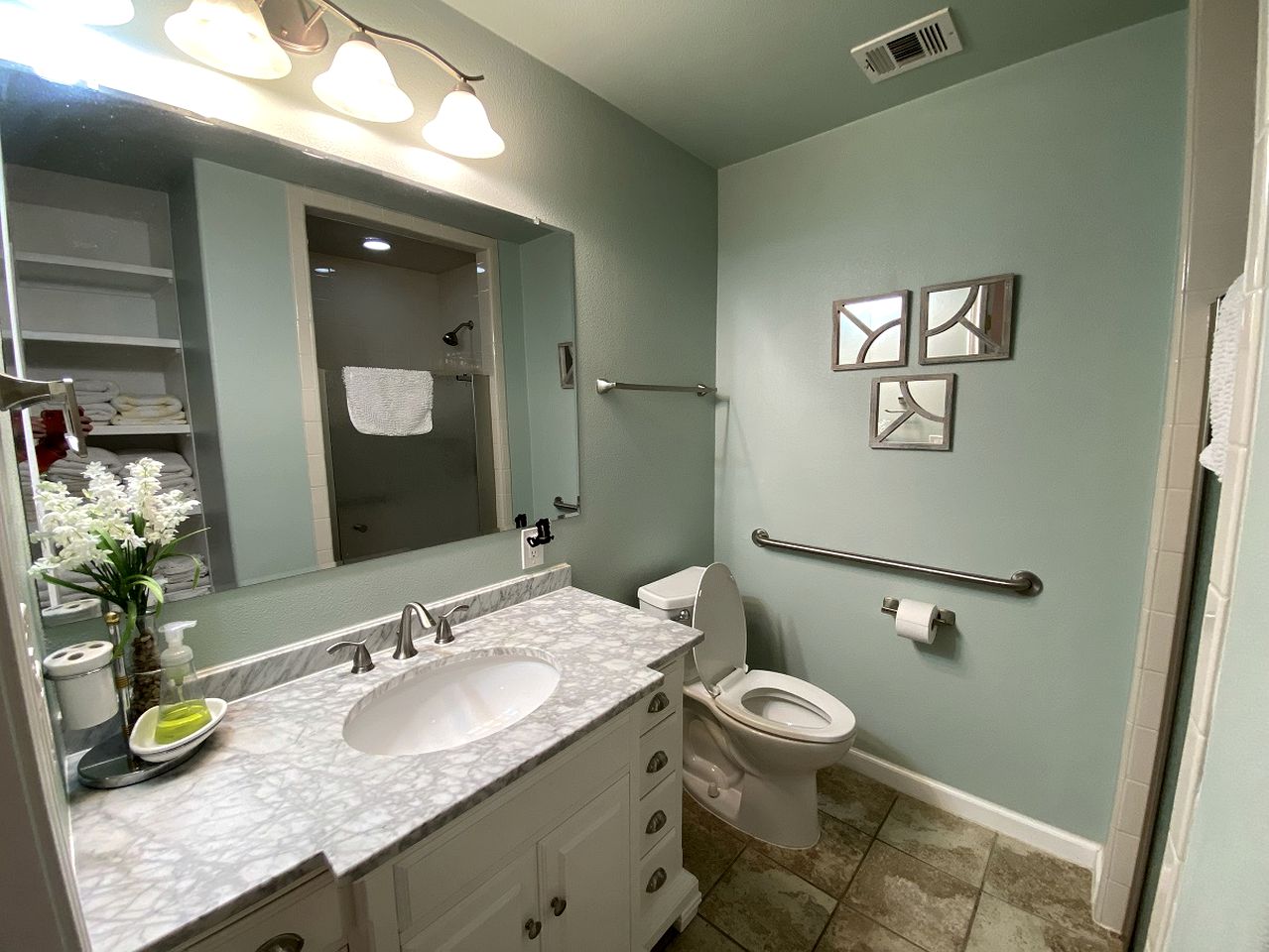 Rustic Ideal Cottage with Private Garden and Fire Pit in San Marcos, Texas