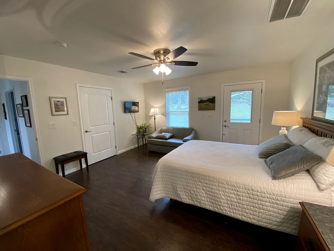 Rustic Ideal Cottage with Private Garden and Fire Pit in San Marcos, Texas