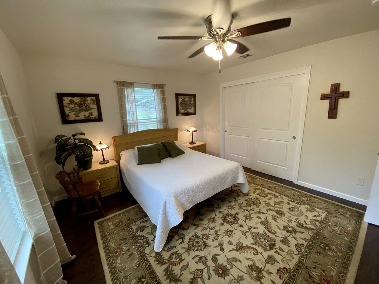 Rustic Ideal Cottage with Private Garden and Fire Pit in San Marcos, Texas