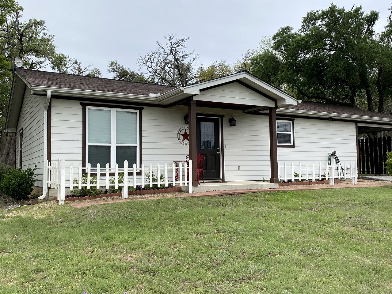 Rustic Ideal Cottage with Private Garden and Fire Pit in San Marcos, Texas