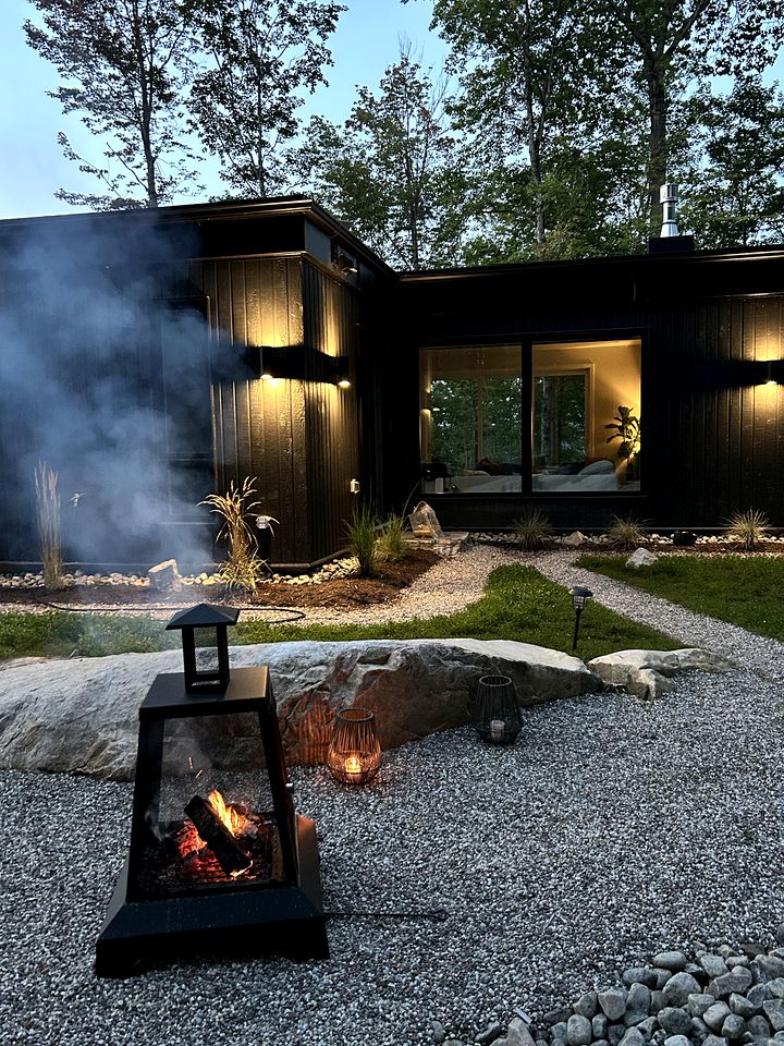 Spectacular Design Cabin with Hot-tub and Chic Living Areas in Montreal, Quebec