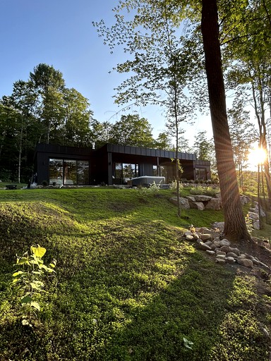 Spectacular Design Cabin with Hot-tub and Chic Living Areas in Montreal, Quebec