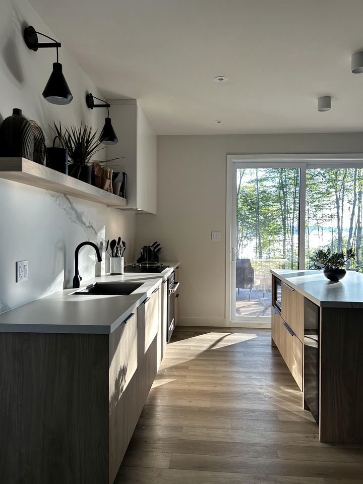 Spectacular Design Cabin with Hot-tub and Chic Living Areas in Montreal, Quebec