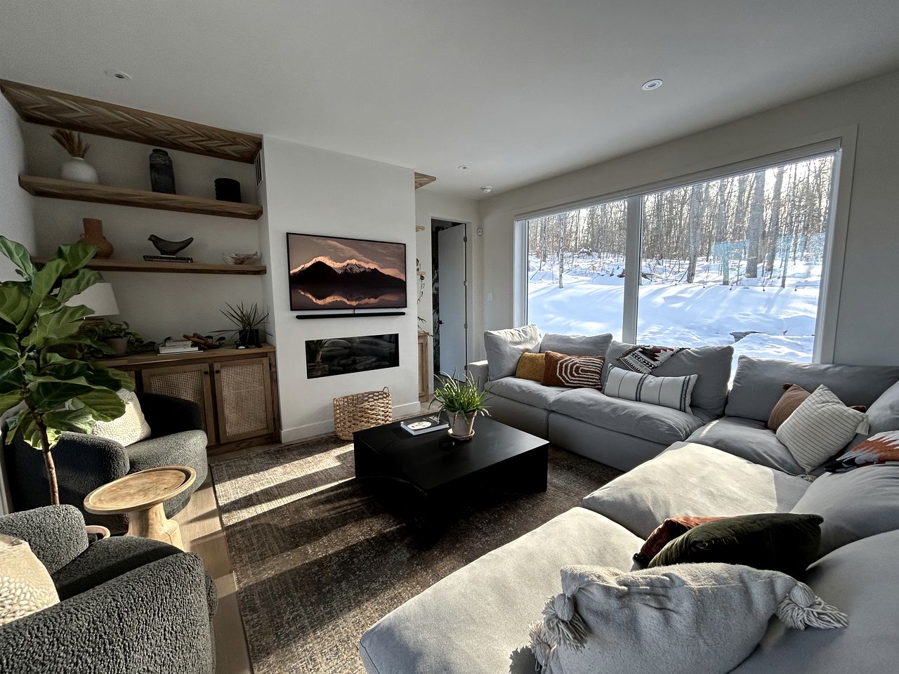 Spectacular Design Cabin with Hot-tub and Chic Living Areas in Montreal, Quebec