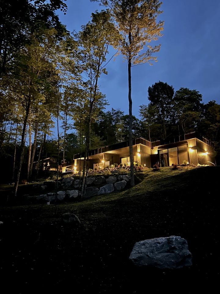 Spectacular Design Cabin with Hot-tub and Chic Living Areas in Montreal, Quebec