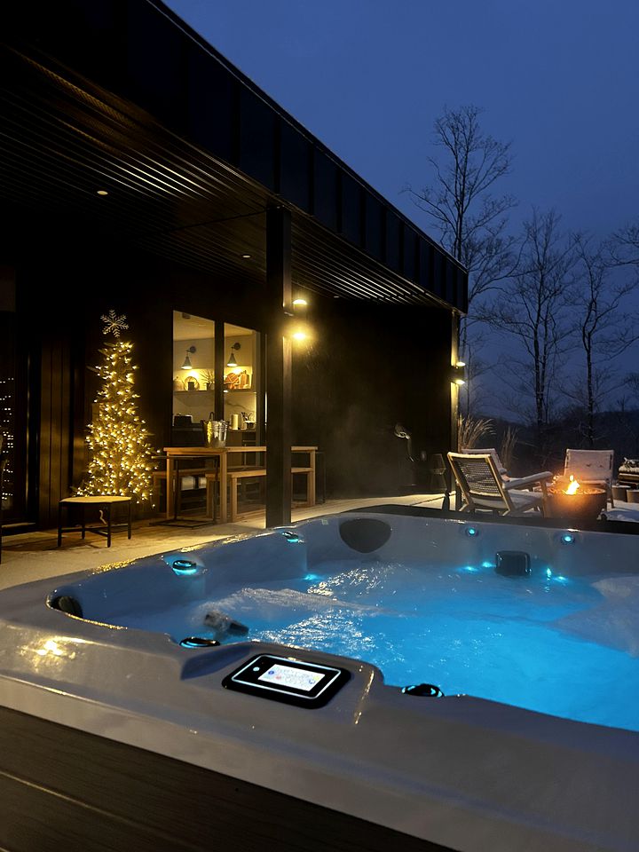 Spectacular Design Cabin with Hot-tub and Chic Living Areas in Montreal, Quebec