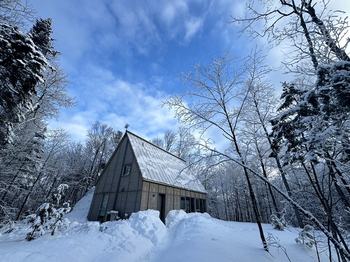 Serene Nordic Cabin with Sauna and Impressive Wilderness Views in Rawdon, Quebec