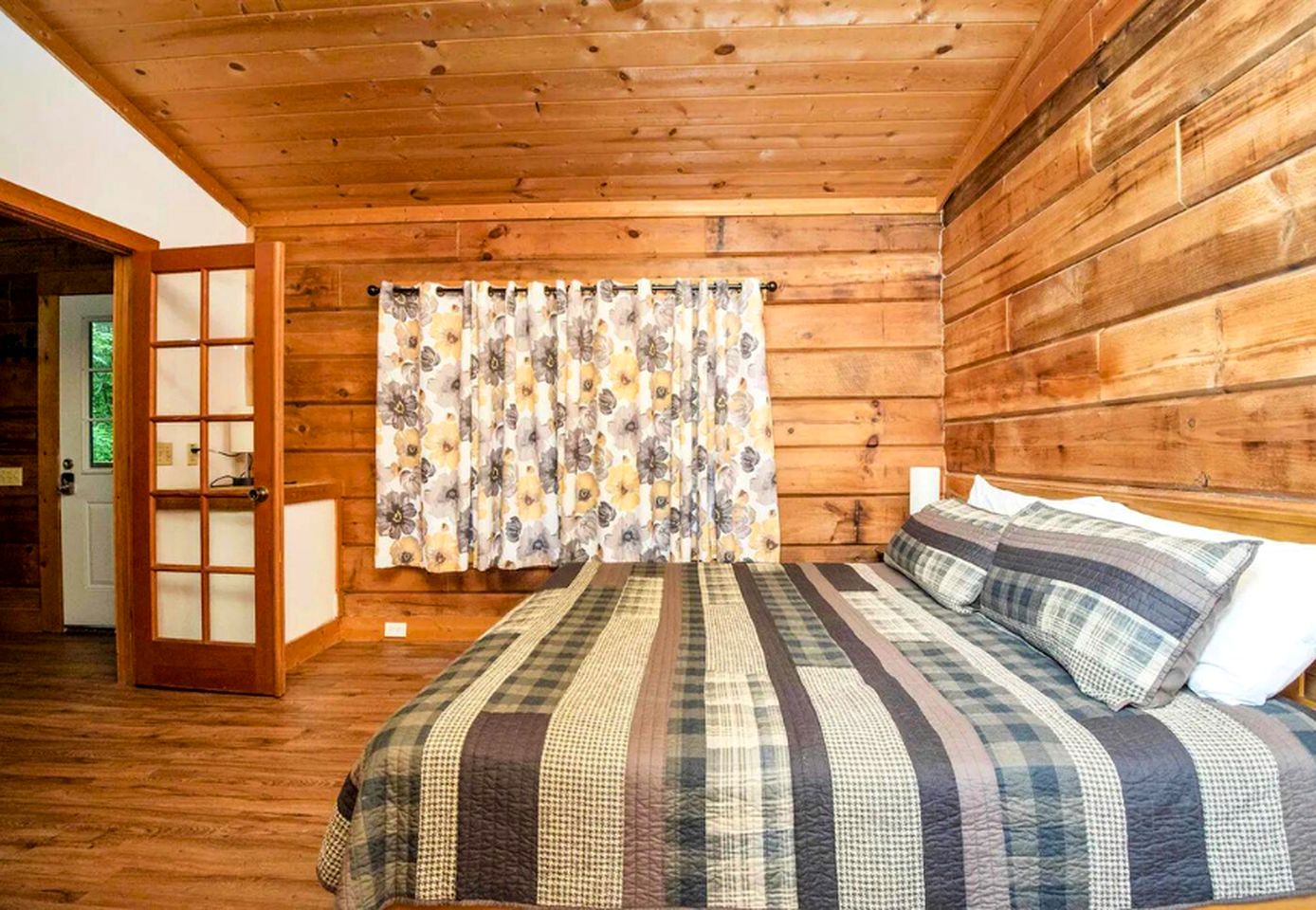 Romantic and Cozy Cabin Designed for Relaxation in Sevierville, Tennessee