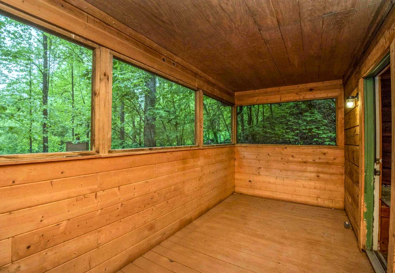 Romantic and Cozy Cabin Designed for Relaxation in Sevierville, Tennessee