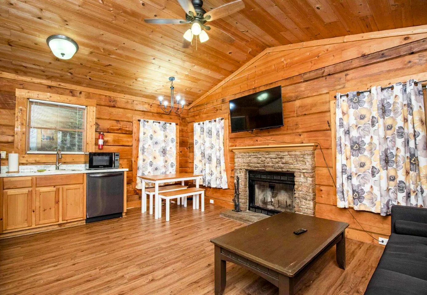 Romantic and Cozy Cabin Designed for Relaxation in Sevierville, Tennessee