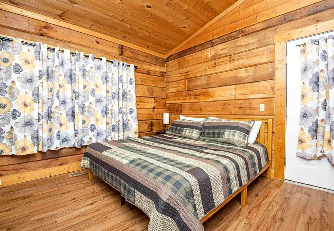 Romantic and Cozy Cabin Designed for Relaxation in Sevierville, Tennessee
