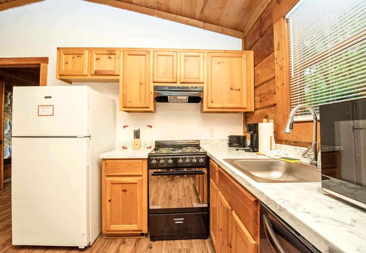 Romantic and Cozy Cabin Designed for Relaxation in Sevierville, Tennessee